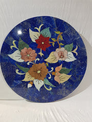 Atemberaubender, runder Tisch im Stil des blauen Lapislazuli mit glänzendem Mosaikdesign und leuchtend gelbem Blumendekor in einer einzigartigen Vase.