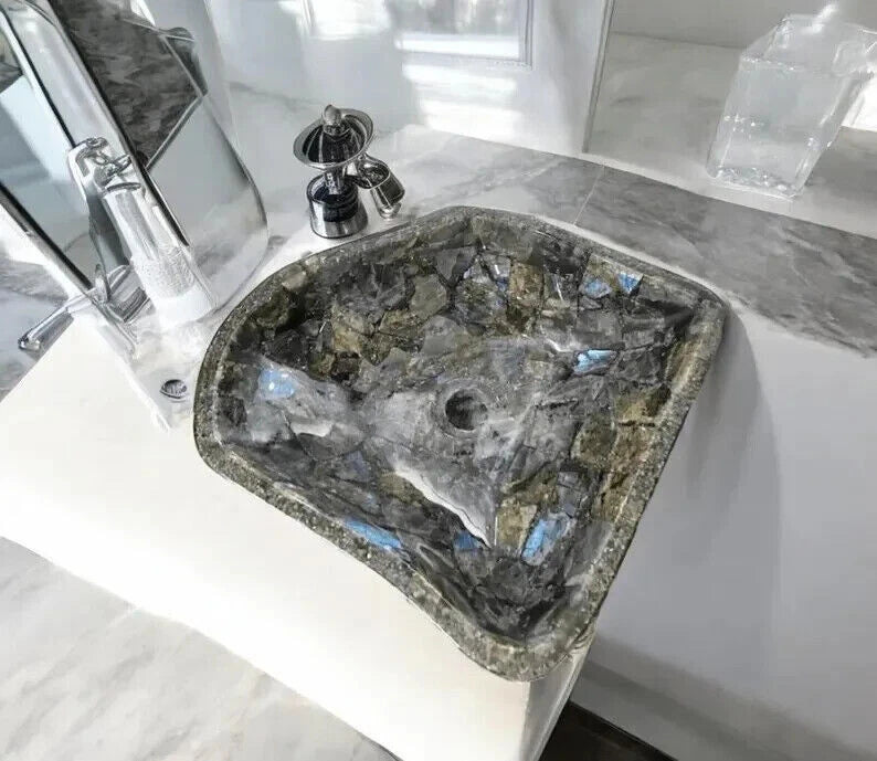 Natürlicher Labradorit-Steintisch mit polierter, schillernder Oberfläche. Atemberaubende handgefertigte Möbel.